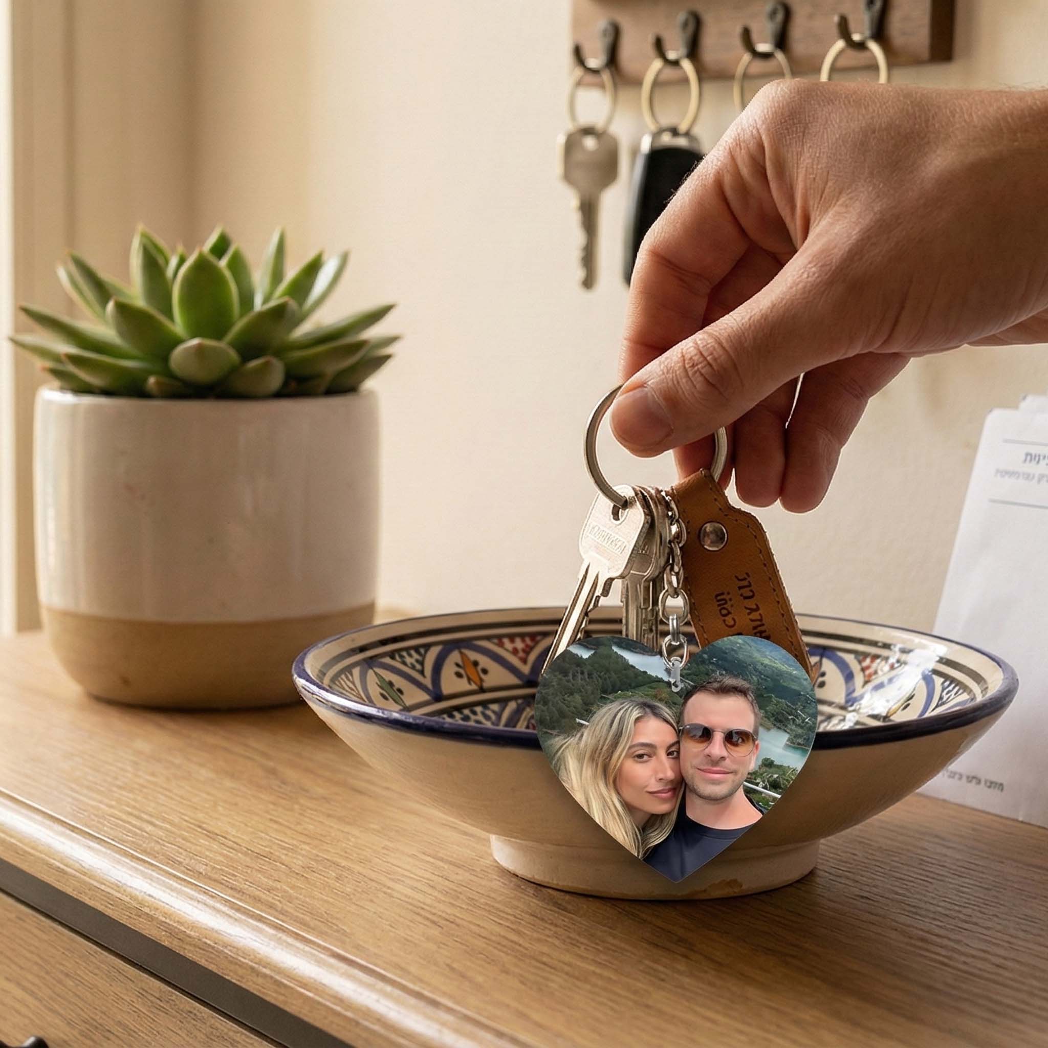 מחזיק מפתחות לב עם תמונה אישית מודפסת - מתנה רומנטית בעיצוב אישי - שוגיס.