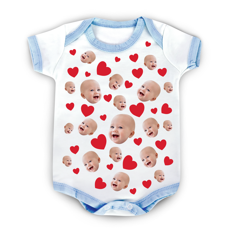 פרצוף תינוק על תינוק עם לבבות